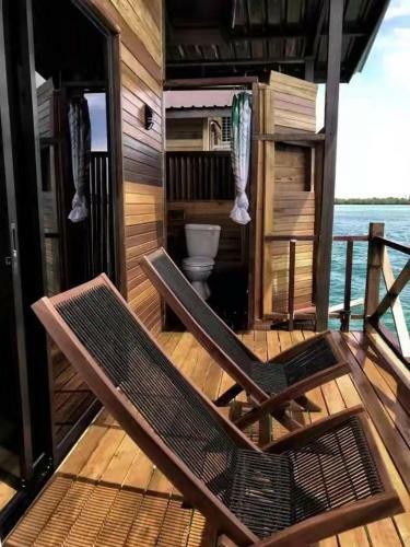 Hostal Seacoral Water Chalet