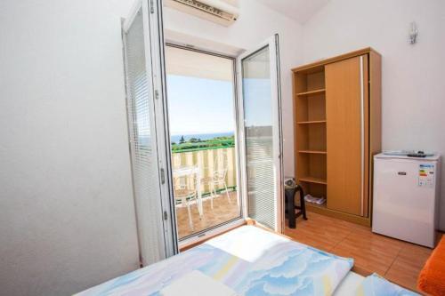 Apartments With A Parking Space Makarska - 6729