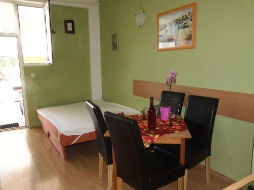Apartments With A Parking Space Makarska - 9129