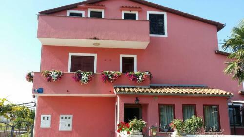 Apartment Varvari 17751b