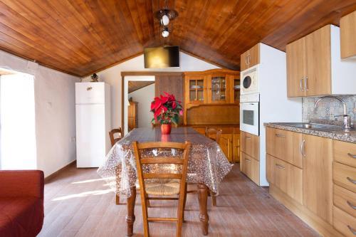 Home2book Rustic House El Palmar