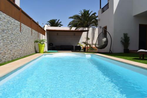 Tilley. Private Villa
