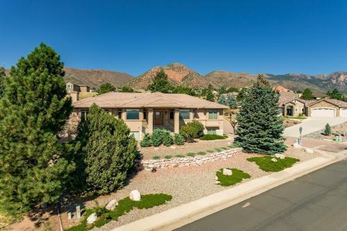 Cozy Modern 4br Home In West Colorado Springs Home