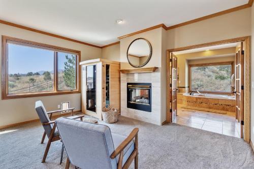 Cozy Modern 4br Home In West Colorado Springs Home