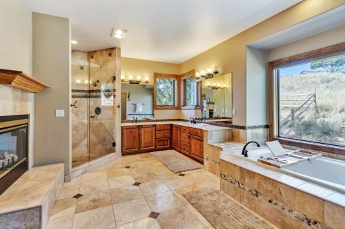 Cozy Modern 4br Home In West Colorado Springs Home