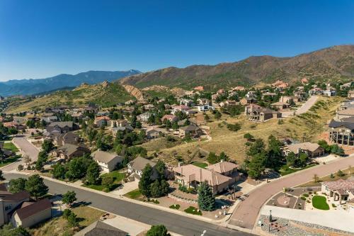 Cozy Modern 4br Home In West Colorado Springs Home