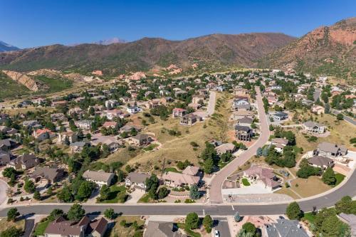 Cozy Modern 4br Home In West Colorado Springs Home