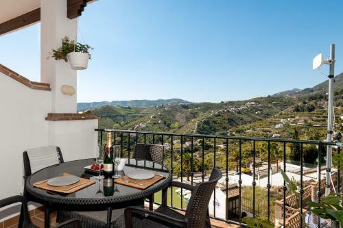 Modern 2-bedroom Frigiliana Apartment With Pool