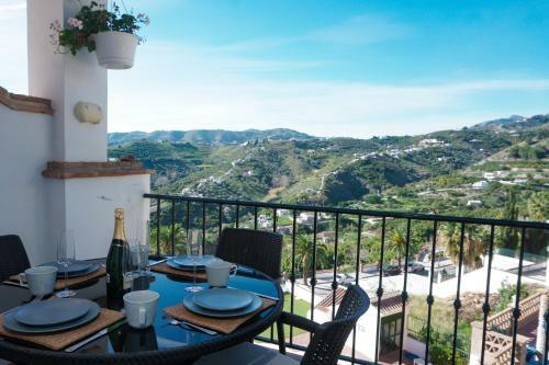 Modern 2-bedroom Frigiliana Apartment With Pool