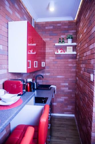 Cracow Jacuzzi Apartments - Red Room