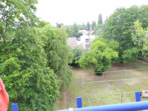 Helles Apartment Mit Balkon Am Gro�en Garten Nahe Stadtzentrum