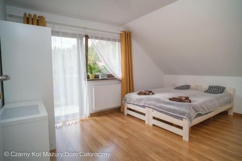 Czarny Kot Mazury Dom Ca?oroczny
