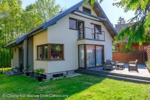 Czarny Kot Mazury Dom Ca?oroczny