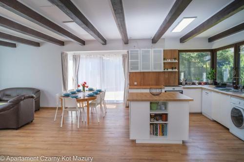 Czarny Kot Mazury Dom Ca?oroczny