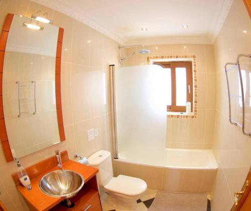 Stunning 7-bed Villa Private Pool Tennis Court