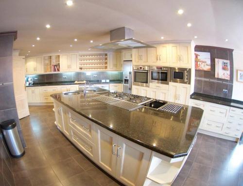 Stunning 7-bed Villa Private Pool Tennis Court