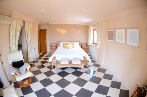 Stunning 7-bed Villa Private Pool Tennis Court