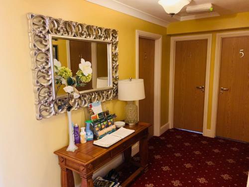 Hostal The Milton Hotel