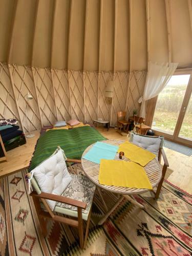 Black Yurt Chromiec