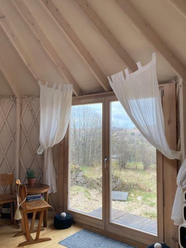 Black Yurt Chromiec