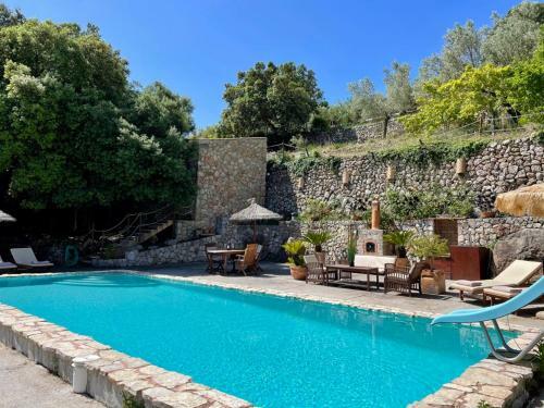 Fabulous Rustic Villa Set On Mountain With Unique Views