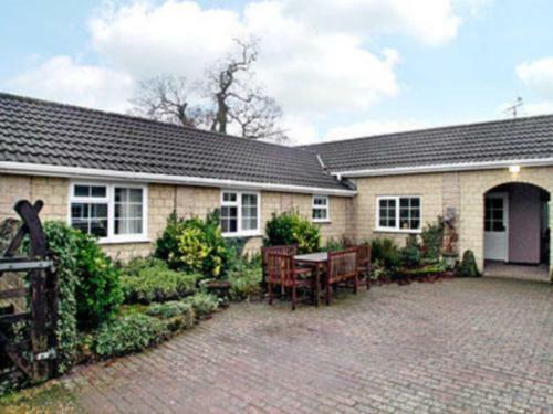 1 Luckington Stables