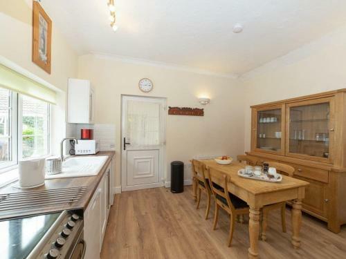 2 Luckington Stables