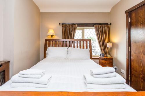 Hostal Mayflower Bar, Eatery & Boutique Inn