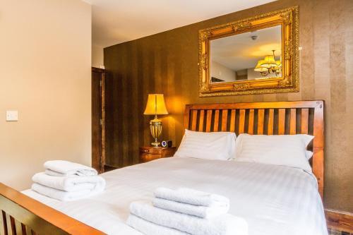 Hostal Mayflower Bar, Eatery & Boutique Inn