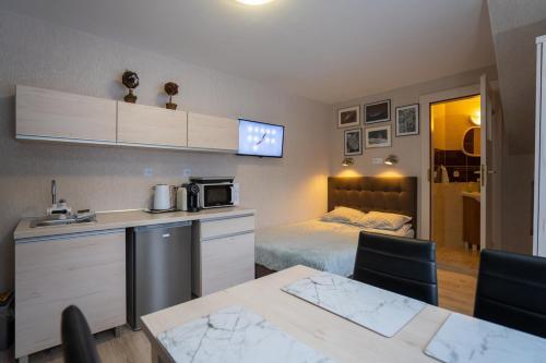 Domino - Pokoje I Apartamenty