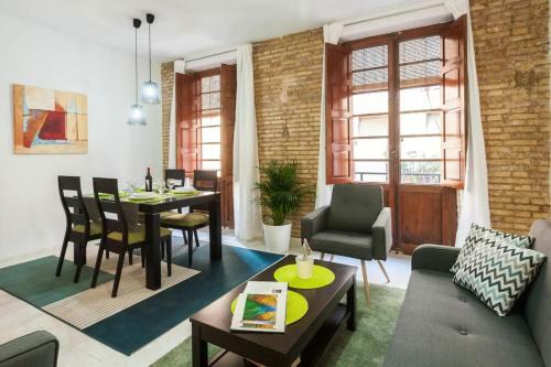 Spacious, Bright Apartment Next To The Old Town