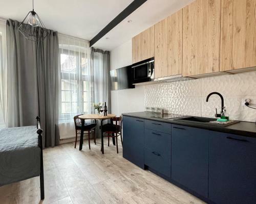 Copernicus Street Apartment - Broken Flowers