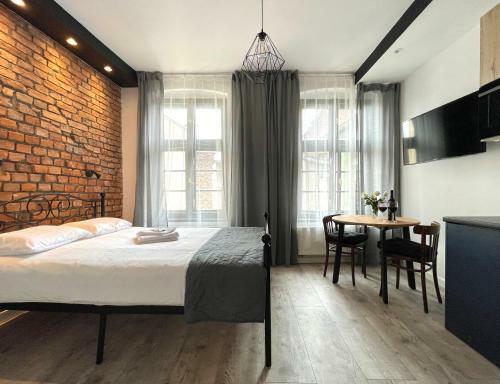 Copernicus Street Apartment - Broken Flowers