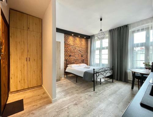 Copernicus Street Apartment - Broken Flowers