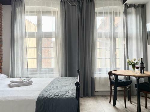 Copernicus Street Apartment - Broken Flowers