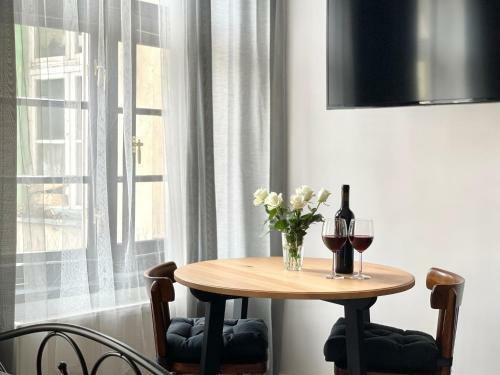 Copernicus Street Apartment - Broken Flowers