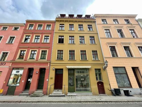 Copernicus Street Apartment - Broken Flowers