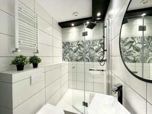 Copernicus Street Apartment - Broken Flowers