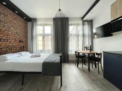 Copernicus Street Apartment - Broken Flowers