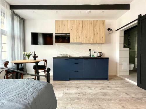 Copernicus Street Apartment - Broken Flowers