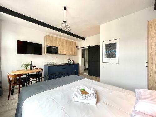 Copernicus Street Apartment - Broken Flowers
