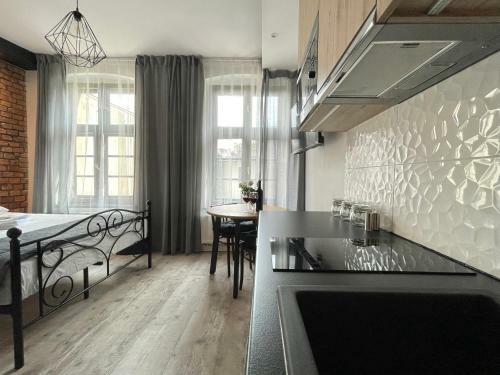 Copernicus Street Apartment - Broken Flowers