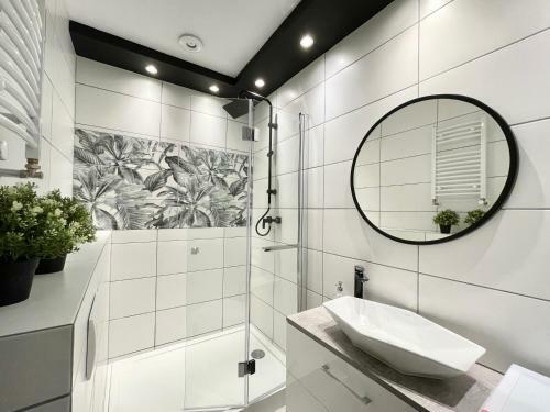 Copernicus Street Apartment - Broken Flowers
