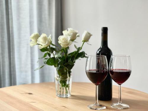 Copernicus Street Apartment - Broken Flowers