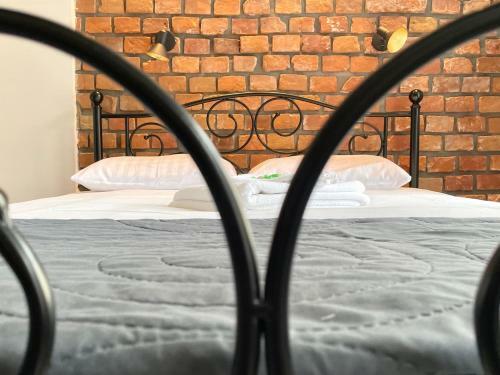 Copernicus Street Apartment - Broken Flowers