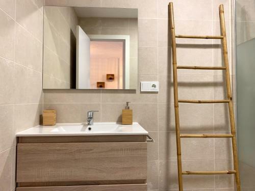 Apartamento Marinas Sol - Tu Hogar Con Jard�n Privado!