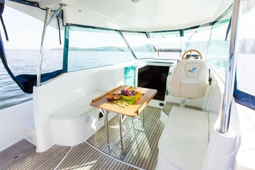 Jacht Motorowy Nautika 1000