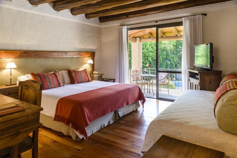 Hotel Lares De Chacras