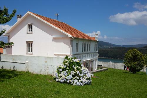 Beachfront Surf & Holiday House, Up To 12 Persons