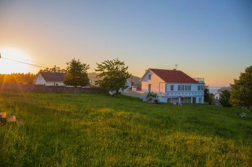 Beachfront Surf & Holiday House, Up To 12 Persons